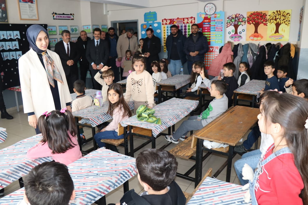 TERCAN’DA ÖĞRENCİLERİN YARIYIL KARNE SEVİNCİ