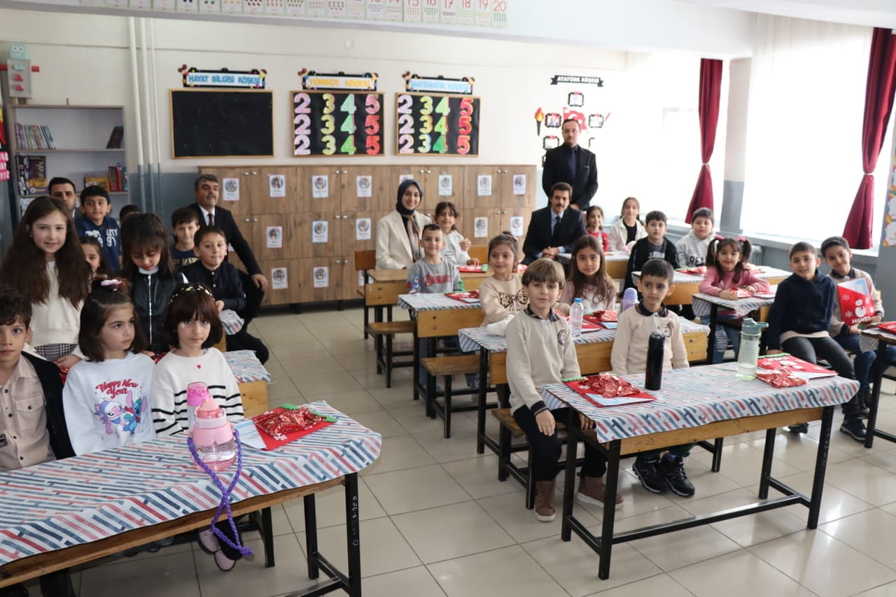 TERCAN’DA ÖĞRENCİLERİN YARIYIL KARNE SEVİNCİ