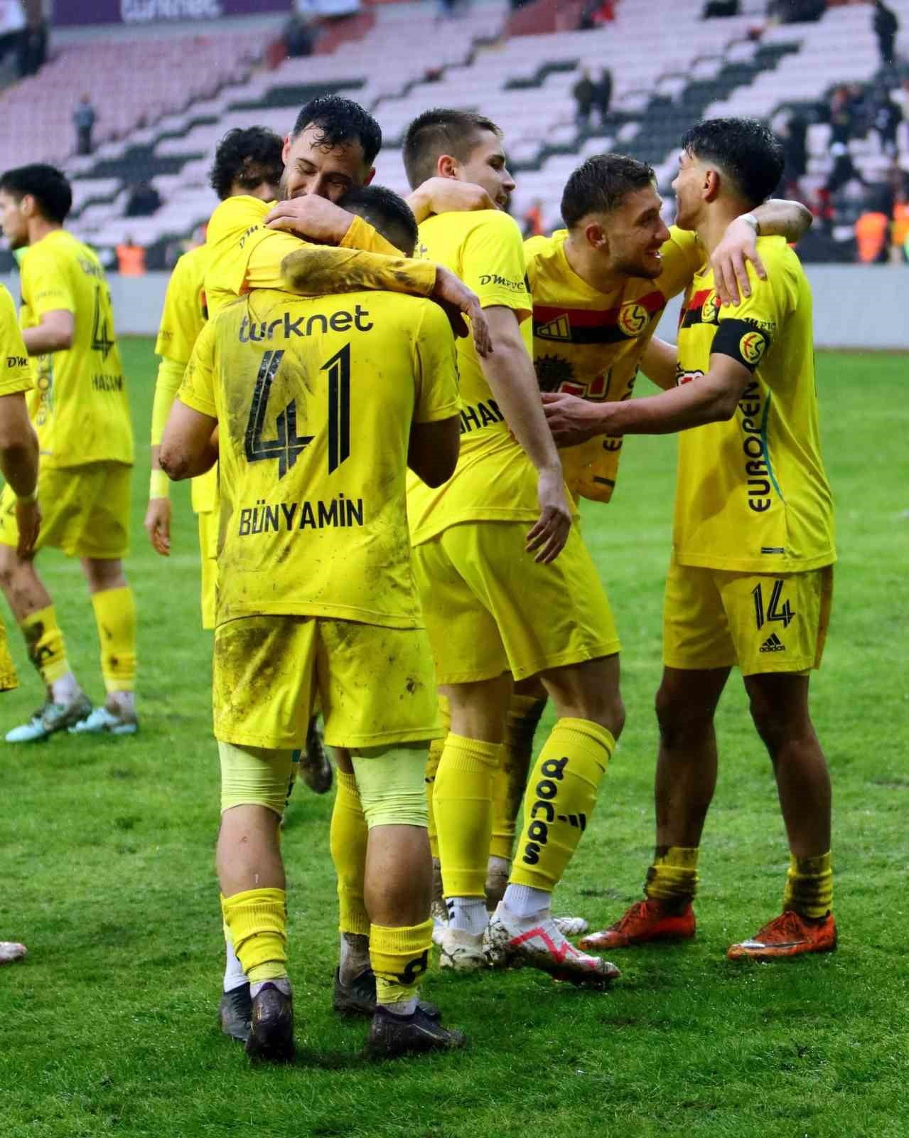 TFF 3. LİG 4. GRUP 16. HAFTASINDA ESKİŞEHİRSPOR, ESKİŞEHİR ANADOLU SPOR FAALİYETLERİ A.Ş.'Yİ 6-2...