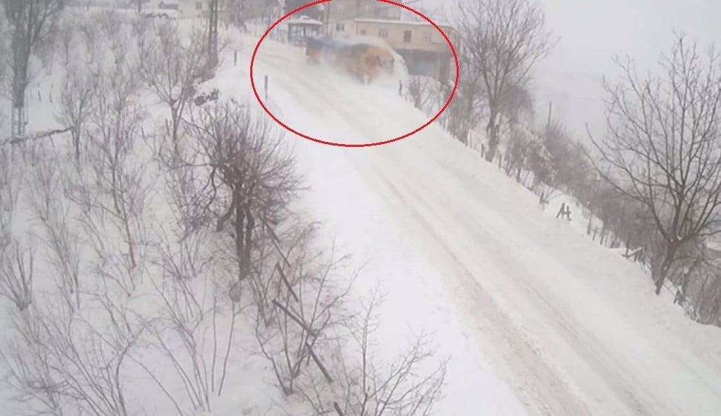 TIRDAN ATLAYAN SÜRÜCÜ KAZADAN YARALI KURTULURKEN, KAZA ANI GÜVENLİK KAMERASINA YANSIDI.