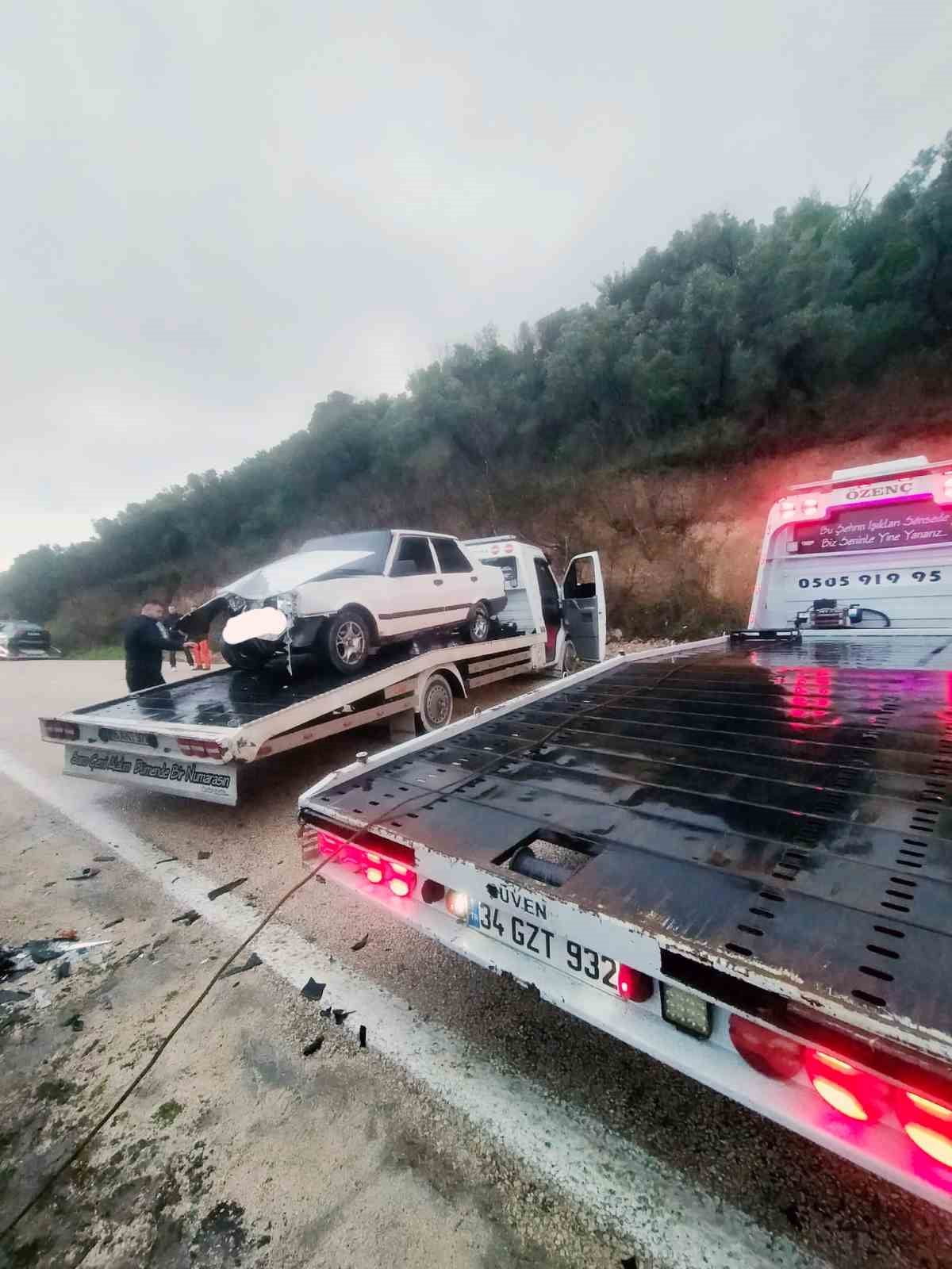 TİRİLYE-MUDANYA YOLU ÜZERİNDEKİ ÖZGE SİTESİ ÖNÜNDE BULUNAN KESKİN VİRAJDA İKİ OTOMOBİL, YAĞIŞ...