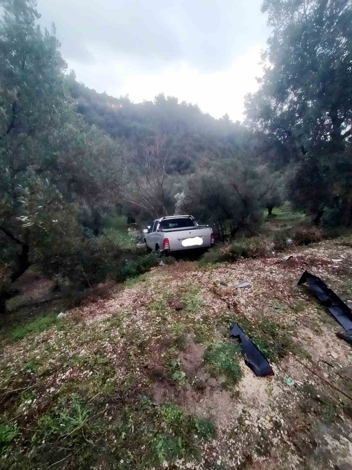 TİRİLYE-MUDANYA YOLU ÜZERİNDEKİ ÖZGE SİTESİ ÖNÜNDE BULUNAN KESKİN VİRAJDA İKİ OTOMOBİL, YAĞIŞ...