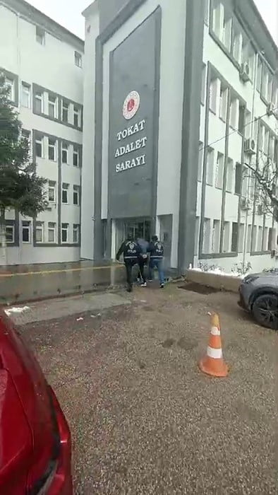 TOKAT'TA HAKKINDA 33 YIL KESİNLEŞMİŞ HAPİS CEZASI BULUNAN FİRARİ HÜKÜMLÜ, POLİS OPERASYONUYLA...
