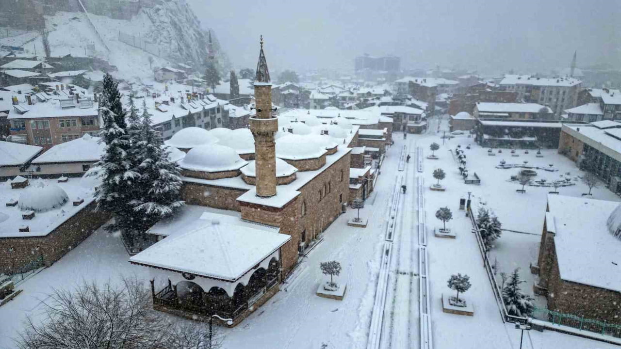 TOKAT'TA YOĞUN KAR YAĞIŞI ETKİLİ OLDU