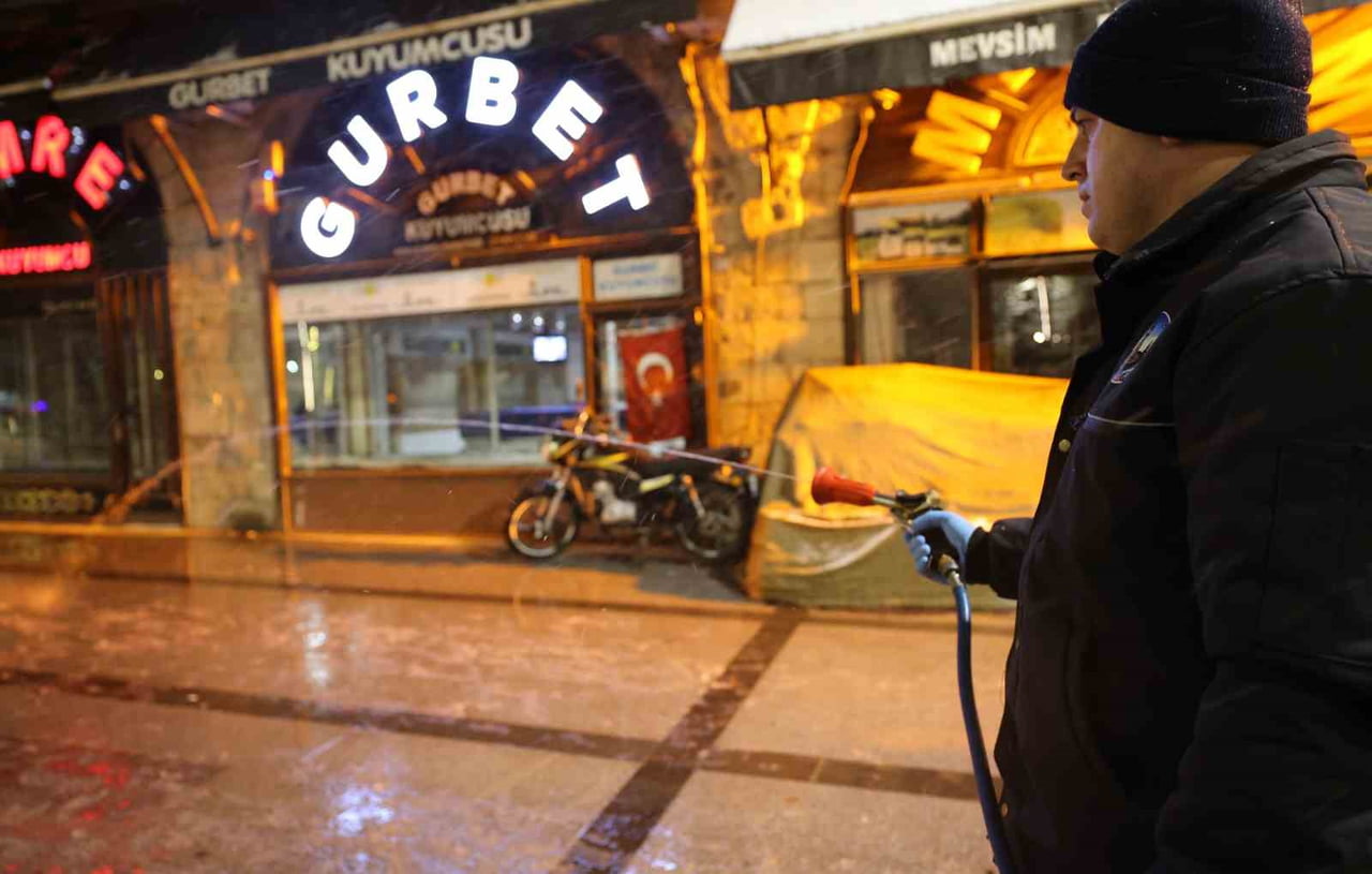 TOKAT BELEDİYESİ’NE BAĞLI KARLA MÜCADELE EKİPLERİ, KAR YAĞIŞININ İLK ANINDAN İTİBAREN GECE GÜNDÜZ...