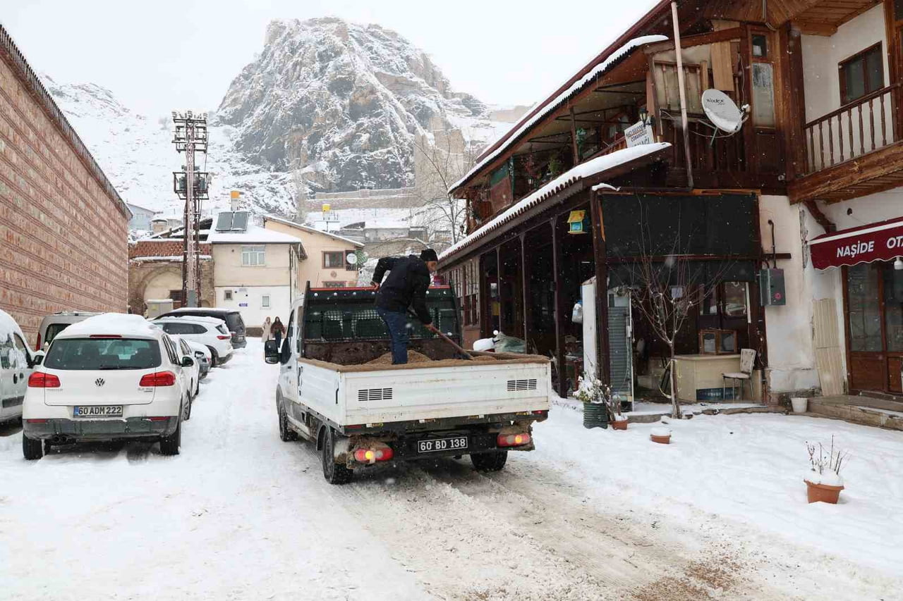 TOKAT BELEDİYESİ, VATANDAŞLARIN GÜNLÜK YAŞAMININ AKSAMAMASI VE ULAŞIMIN GÜVENLİ ŞEKİLDE SAĞLANMASI...