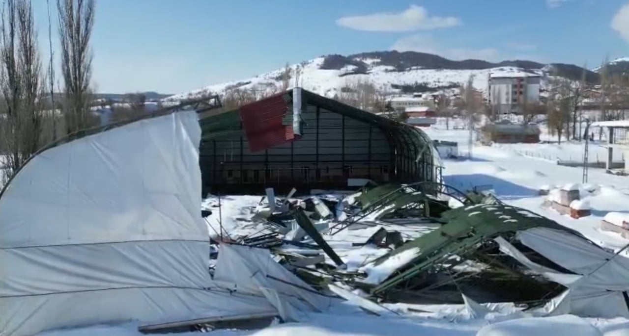 TOKAT’IN BAŞÇİFTLİK İLÇE MERKEZİNDE BULUNAN KAPALI HALI SAHANIN ÇATISI, ETKİLİ OLAN YOĞUN KAR...