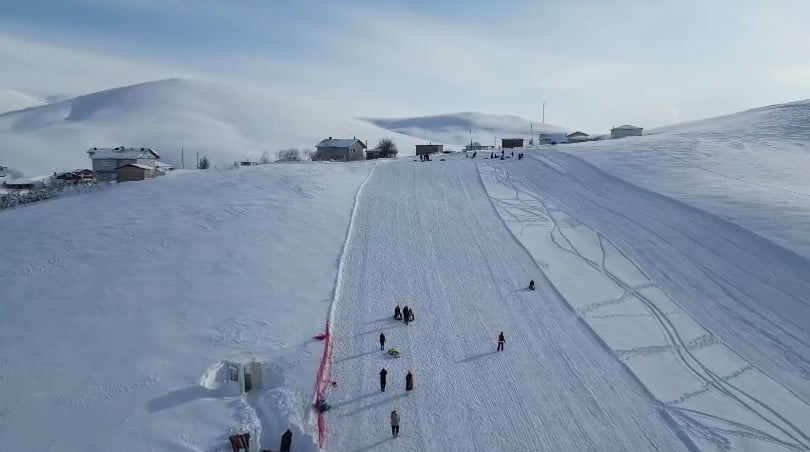 TOKAT’IN BAŞÇİFTLİK İLÇESİNDE KAR KALINLIĞININ BİR METREYİ AŞTIĞI YOĞUN KAR YAĞIŞIYLA BİRLİKTE...