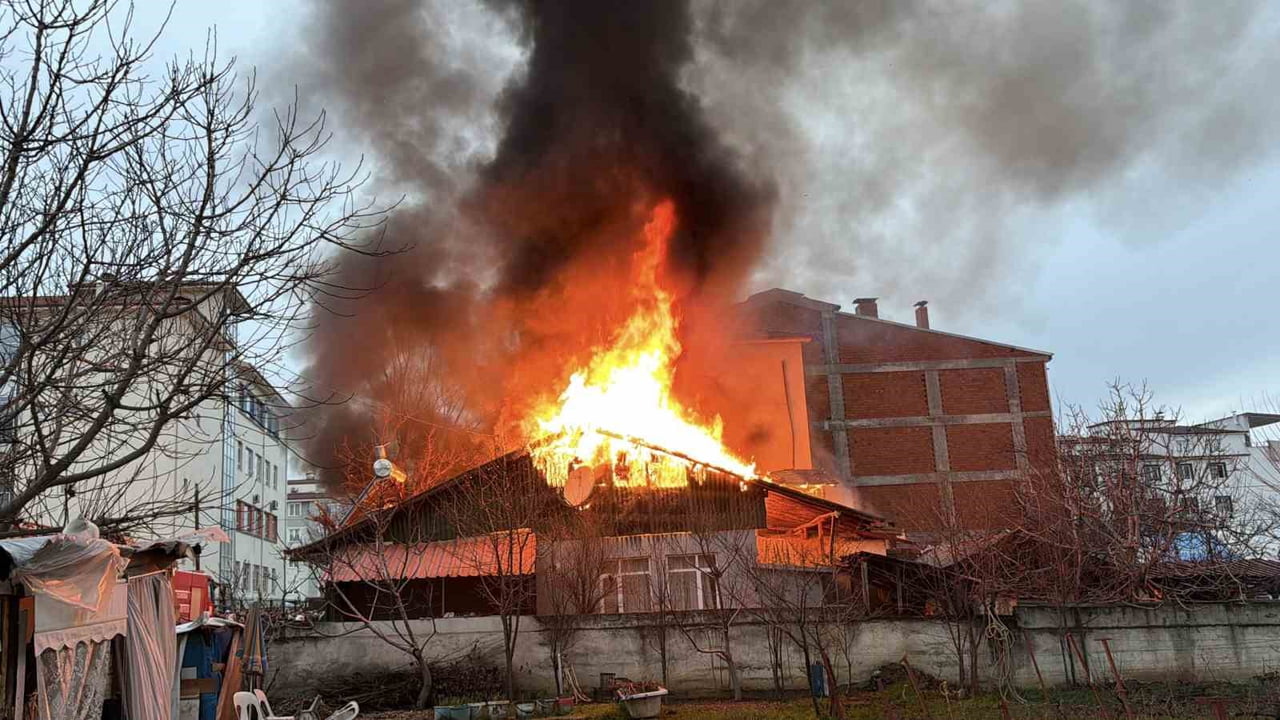 TOKAT’IN ERBAA İLÇESİNDE İKİ KATLI MÜSTAKİL EVDE YANGIN ÇIKTI.