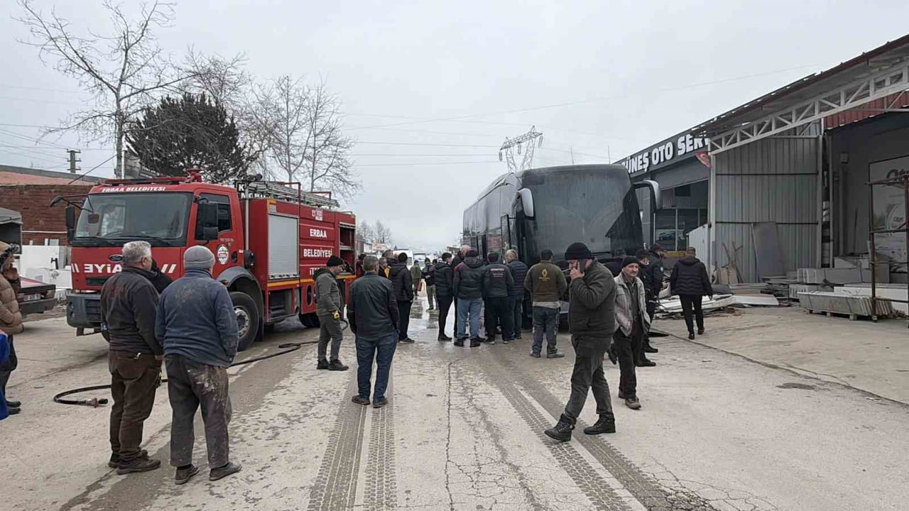 TOKAT’IN ERBAA İLÇESİNDE KÜÇÜK SANAYİ SİTESİ İÇERİSİNDE PARK HALİNDE BULUNAN BİR OTOBÜS, ÇIKAN...
