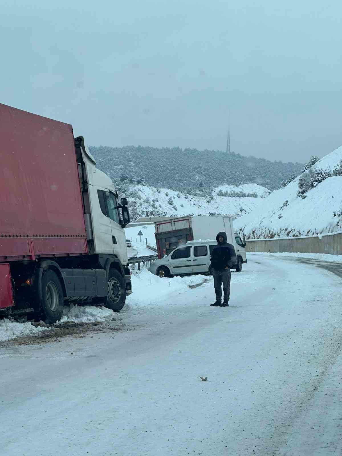 TOKAT’IN NİKSAR-ERBAA KARA YOLUNDA ETKİLİ OLAN KAR YAĞIŞI NEDENİYLE TRAFİKTE AKSAMALAR YAŞANDI....