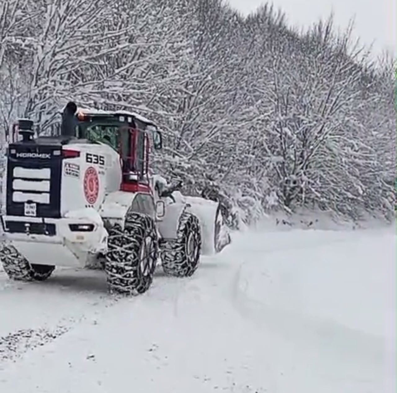 TOKAT’IN NİKSAR İLÇESİNDE CENAZE ARACI YOLDA KALINCA NAAŞ İŞ MAKİNESİYLE KÖYE ULAŞTIRILARAK...