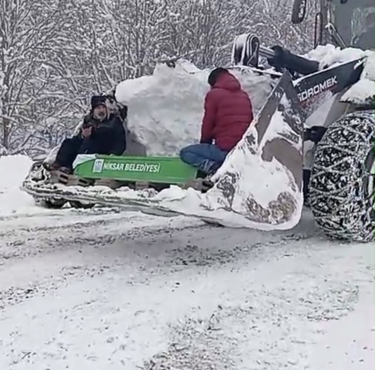 TOKAT’IN NİKSAR İLÇESİNDE CENAZE ARACI YOLDA KALINCA NAAŞ İŞ MAKİNESİYLE KÖYE ULAŞTIRILARAK...