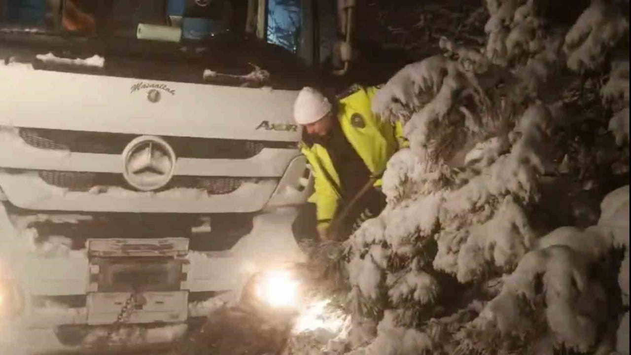 TOKAT’IN NİKSAR İLÇESİNDE ETKİLİ OLAN KAR YAĞIŞI NEDENİYLE KAPANAN YOLDA, POLİS EKİPLERİNİN...