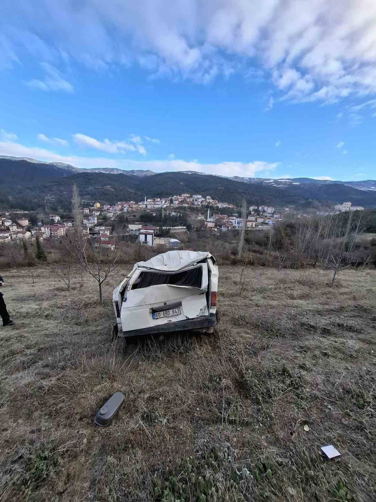 TOKAT’IN NİKSAR İLÇESİNDE MEYDANA GELEN KAZADA, HURDAYA DÖNEN MİNİBÜSÜN SÜRÜCÜSÜ...