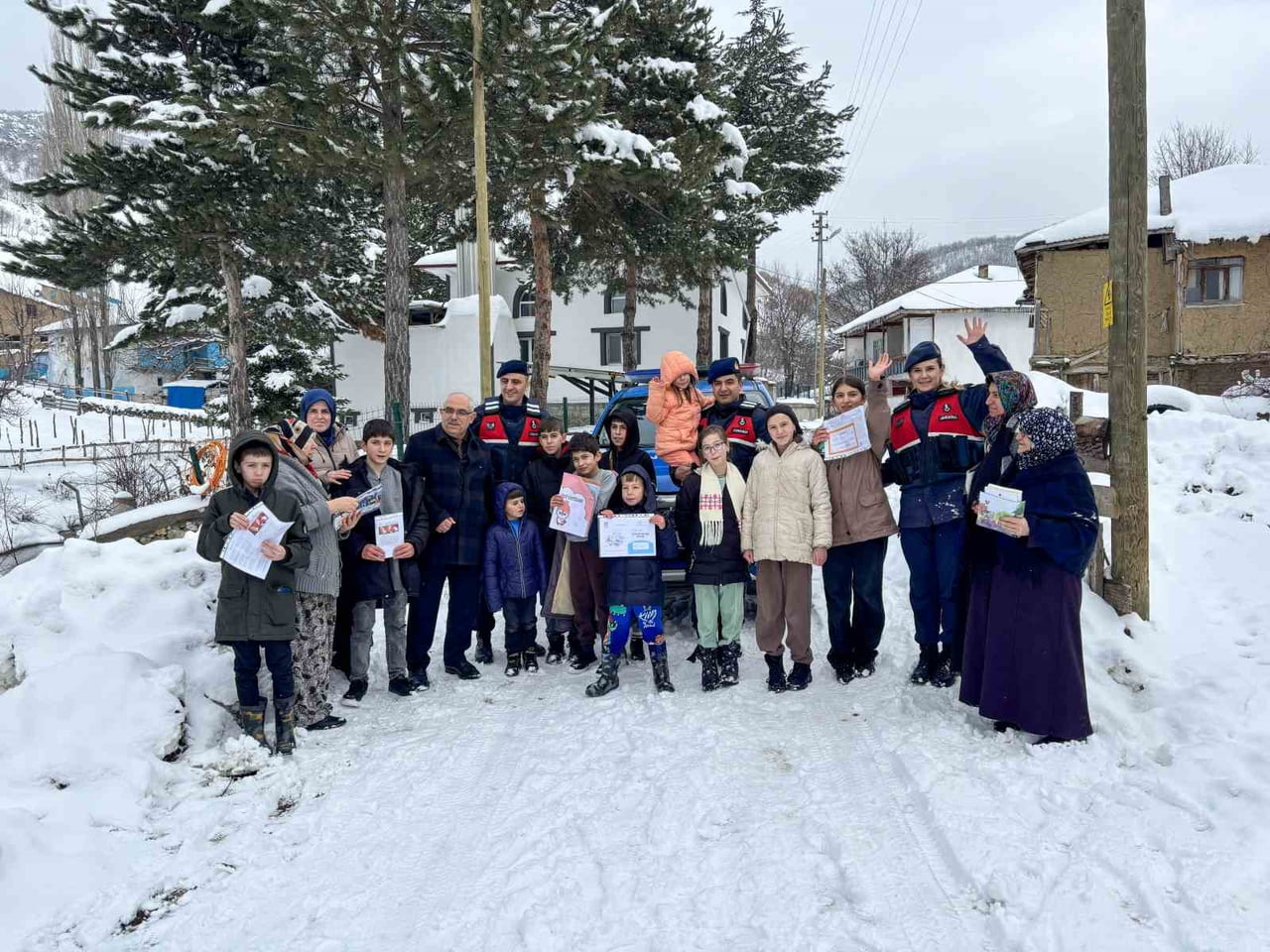 TOKAT’IN PAZAR İLÇESİNE BAĞLI OVACIK KÖYÜNDE KARLA KAPANAN YOL NEDENİYLE OKULA GİDEMEYEN 9...