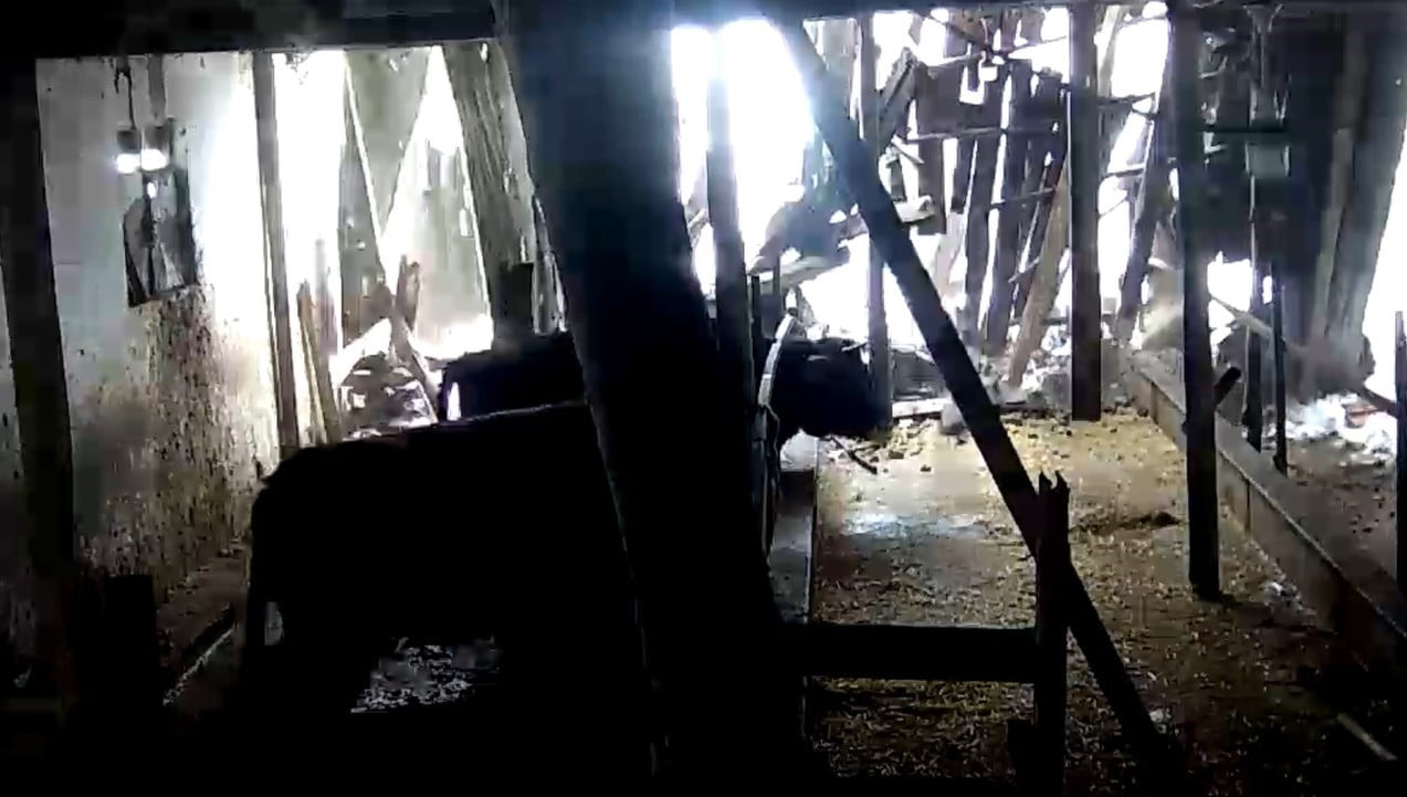 TOKAT’IN SULUSARAY İLÇESİNDE YOĞUN KAR YAĞIŞI NEDENİYLE BİR AHIRIN ÇATISI ÇÖKTÜ. BÜYÜKBAŞ...