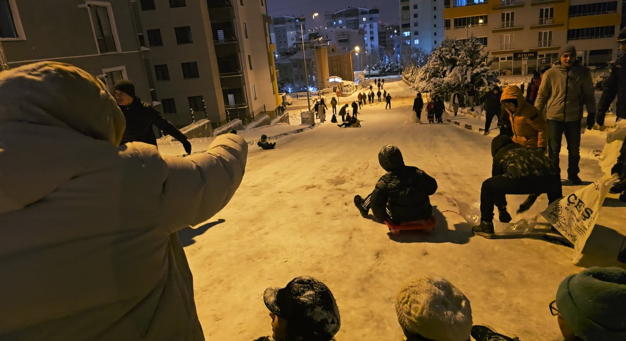 TOKAT’TA ETKİLİ OLAN KAR YAĞIŞIYLA BİRLİKTE VATANDAŞLAR TEPSİ VE POŞETLERLE DİK YOKUŞLARDA...