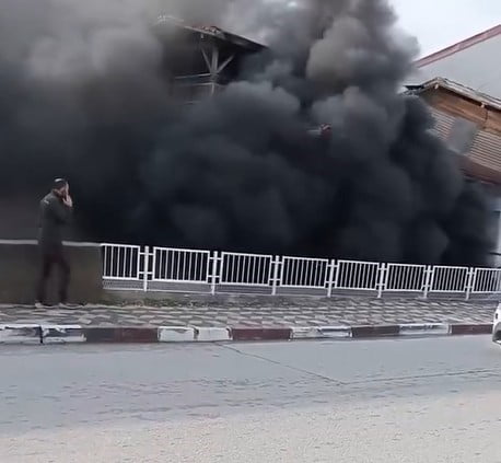 TOKAT’TA İKİ KATLI MÜSTAKİL EVİN GİRİŞ KATINDA ÇIKAN YANGIN, İTFAİYENİN HIZLI MÜDAHALESİYLE...