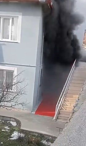 TOKAT’TA İKİ KATLI MÜSTAKİL EVİN GİRİŞ KATINDA ÇIKAN YANGIN, İTFAİYENİN HIZLI MÜDAHALESİYLE...
