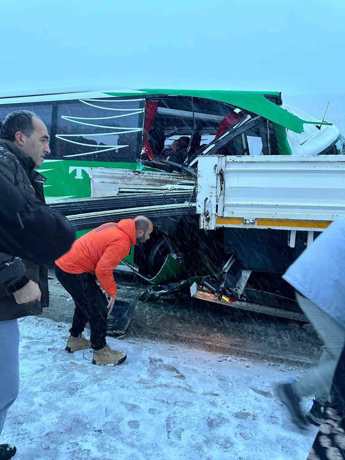 TOKAT’TA KARLI YOLDA KAYAN OTOBÜS, ARKADAN BİR TIRA ÇARPT. KAZADA 7 YOLCU YARALANDI.