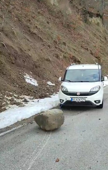 TOKAT’TA SEYİR HALİNDEYKEN YOLA DÜŞEN KAYA PARÇASI, VATANDAŞLARI DİKKATİ VE DUYARLI DAVRANIŞI...