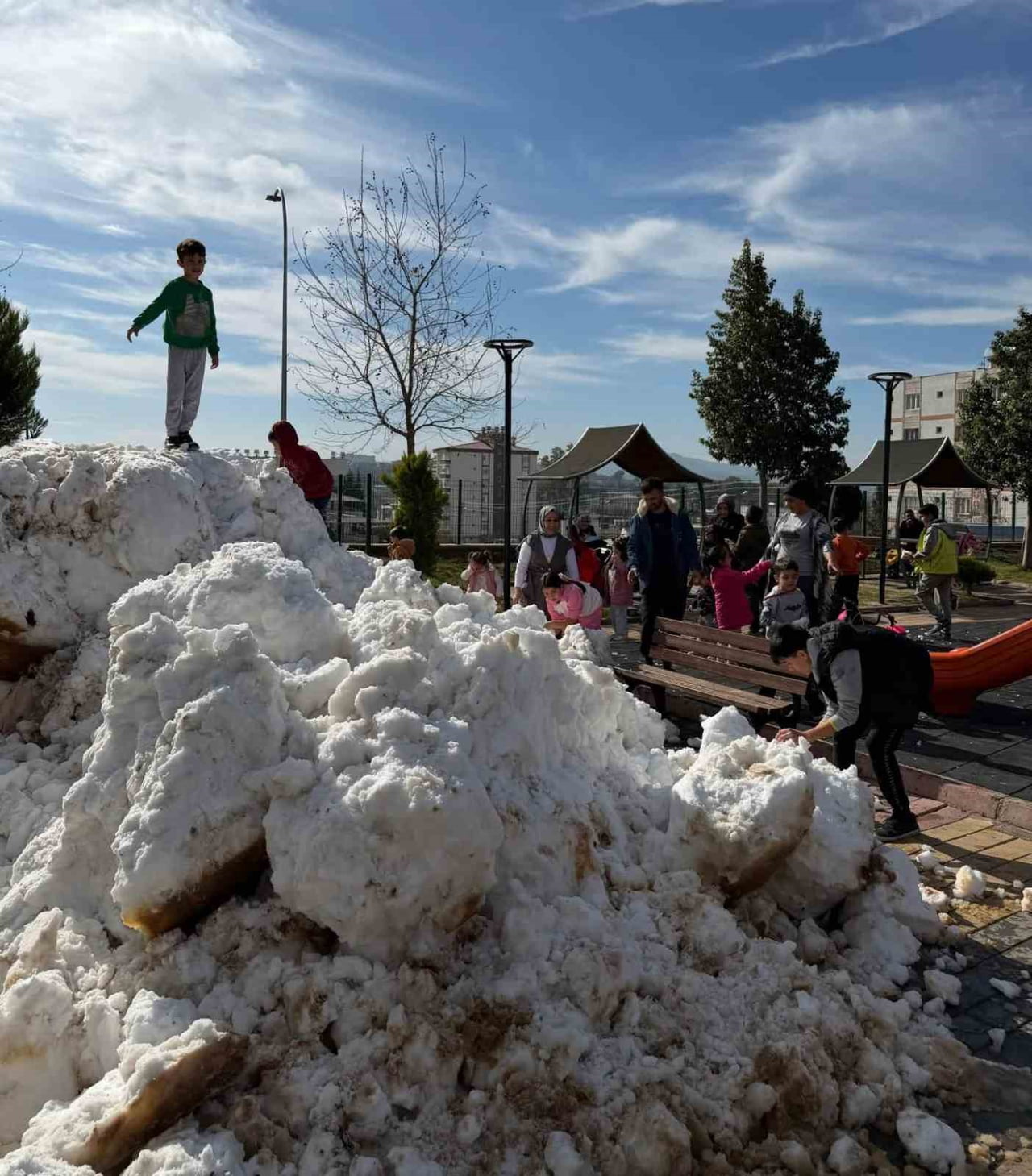 TOPRAKKALE BELEDİYESİ EKİPLERİNCE KARATAŞ MAHALLESİ KALE PARK'A BİR KAMYON DOLUSU KAR GETİRİLDİ. ...