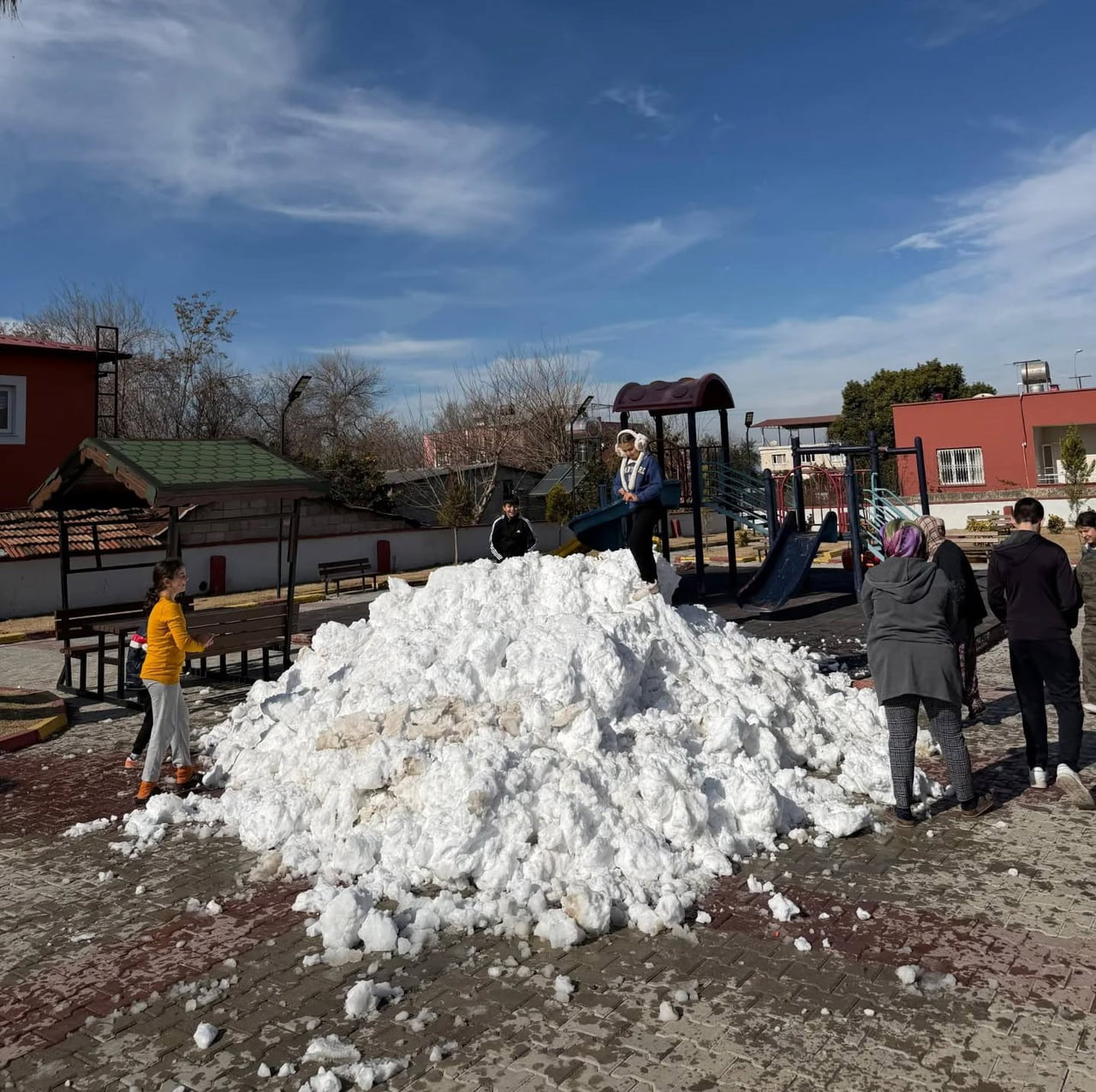 TOPRAKKALE BELEDİYESİ EKİPLERİNCE KARATAŞ MAHALLESİ KALE PARK'A BİR KAMYON DOLUSU KAR GETİRİLDİ. ...