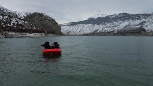 Tortum Gölü'nde Kano üzerinde sazlı sözlü eğlence