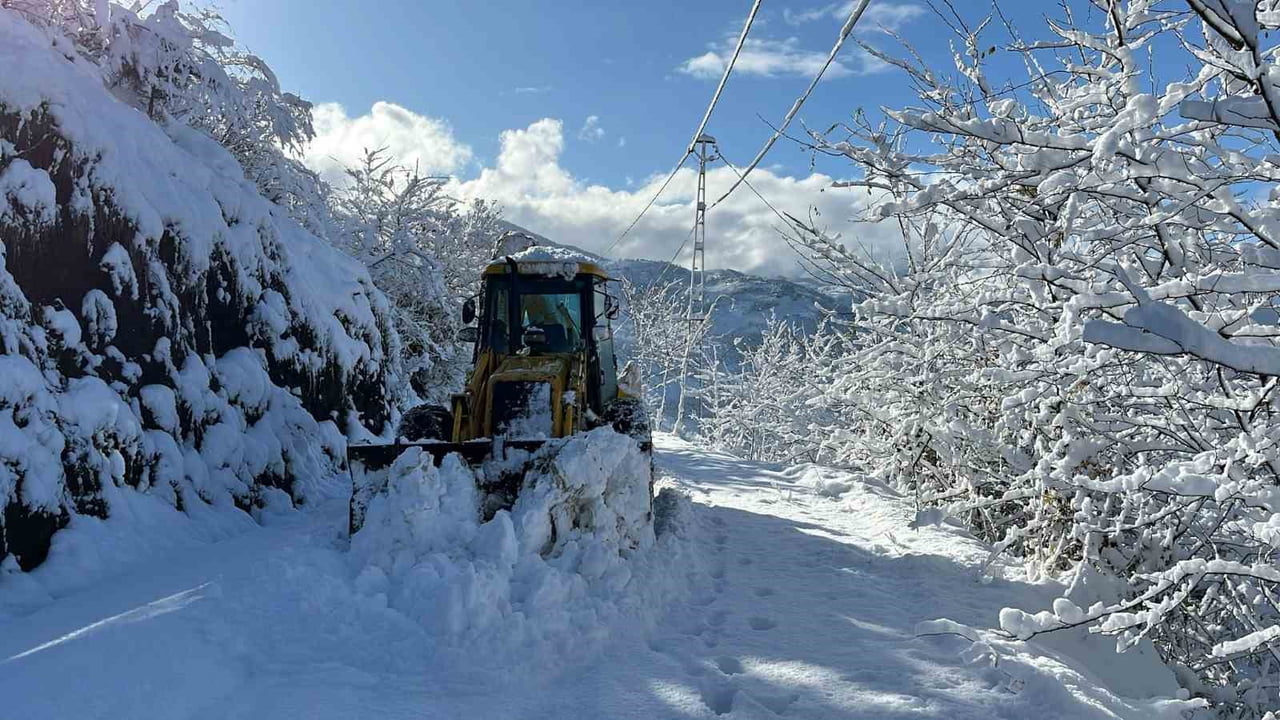 TRABZON'DA KARIN ETKİLİ OLDUĞU NOKTALARDAN AKÇAABAT İLÇESİNİN YÜKSEK KESİMLERİNDE BELEDİYE...