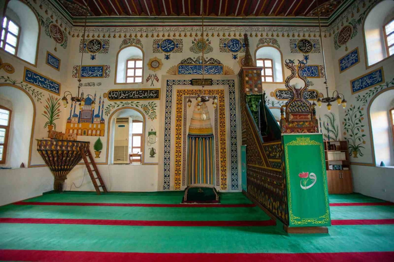 TRABZON'DAKİ  TESCİLLİ CAMİLER GÖRSELLİĞİ VE  MİMARI YAPISIYLA DİKKAT ÇEKİYOR.
