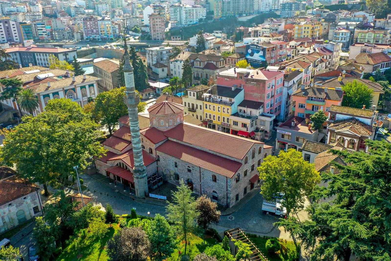 TRABZON'DAKİ  TESCİLLİ CAMİLER GÖRSELLİĞİ VE MİMARI YAPISIYLA DİKKAT ÇEKİYOR.