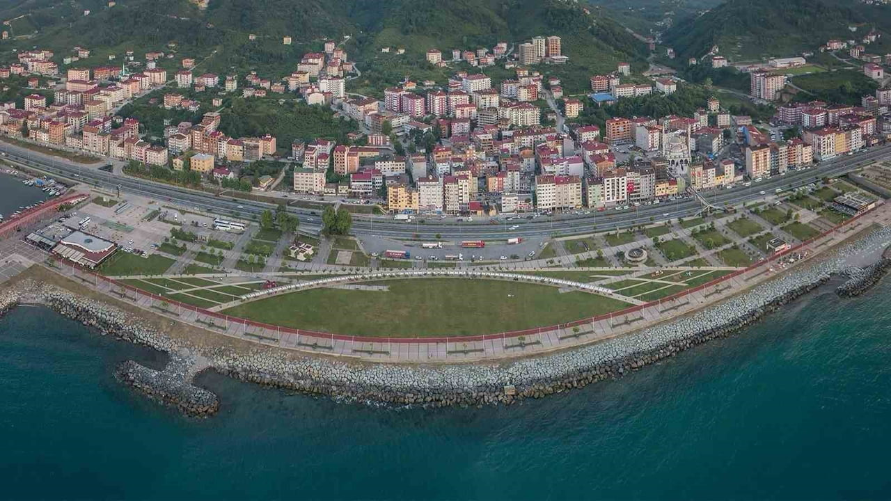 TRABZON'UN ARSİN İLÇESİNDE SAHİL PARKI ONARIM PROJESİ İLE İLÇENİN SAHİL BANDI MODERN, ESTETİK VE...