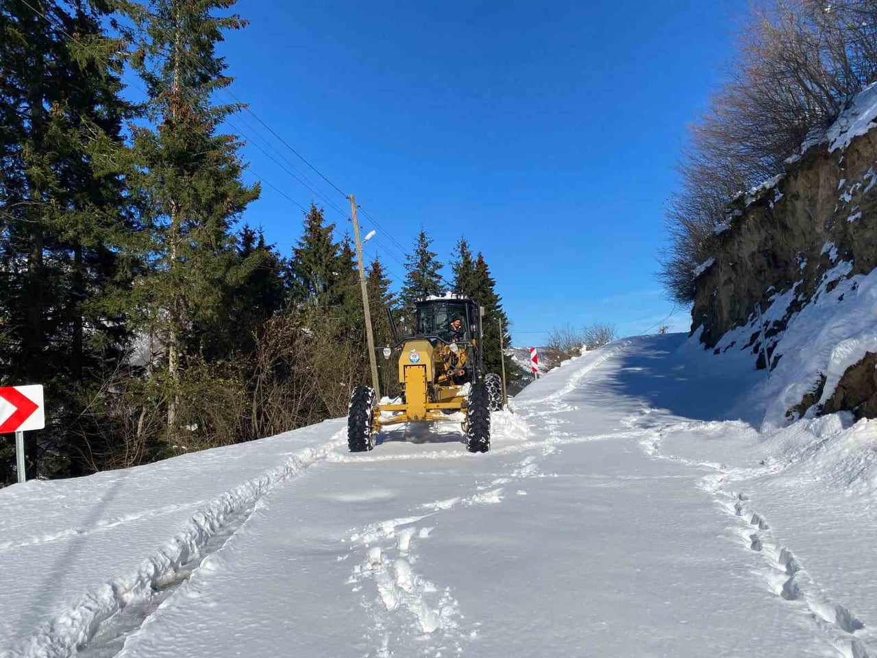 TRABZON BÜYÜKŞEHİR BELEDİYESİ EKİPLERİ TARAFINDAN ETKİLİ OLAN KAR YAĞIŞI SONRASI KENT GENELİNDE...