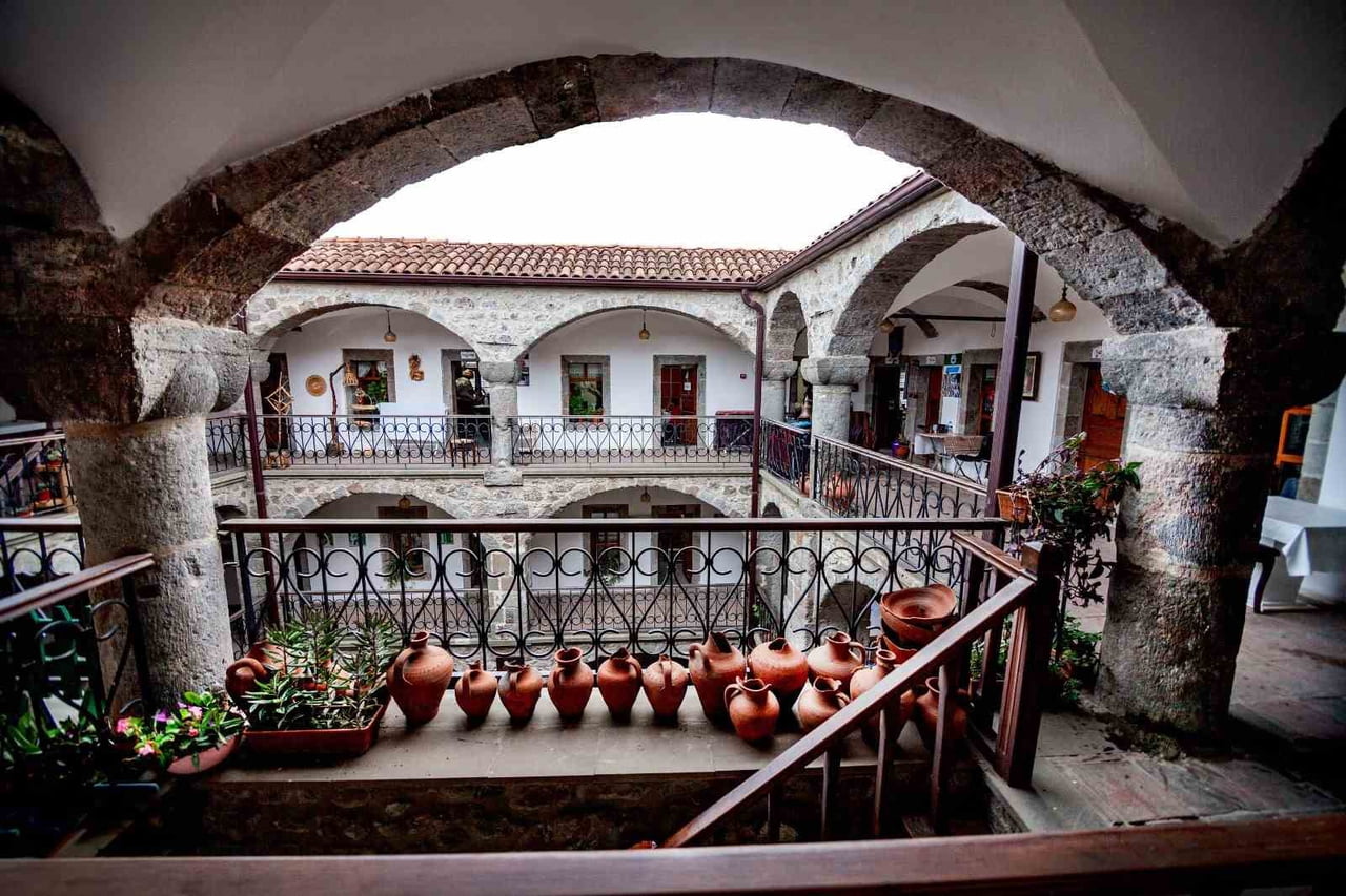 TRABZON ÇARŞI MAHALLESİ BAKIRCILAR MEVKİİ'NDE YER ALAN ALACAHAN'IN YAPILIŞ TARİHİ KESİN OLARAK...