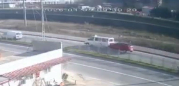 TRABZON’UN ARAKLI İLÇESİNDE YOLCU İNDİRMEK İÇİN YOL KENARINDA DURAN DOLMUŞA ARKADAN GELEN BİR...