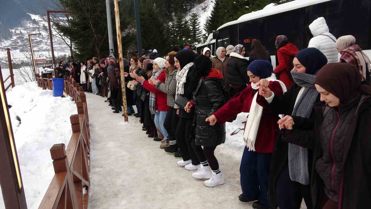 TRABZON’UN DÜNYACA ÜNLÜ TURİZM MERKEZİ UZUNGÖL’DE BU YIL İLK KEZ DÜZENLENEN KIŞ FESTİVALİ, İKİNCİ...