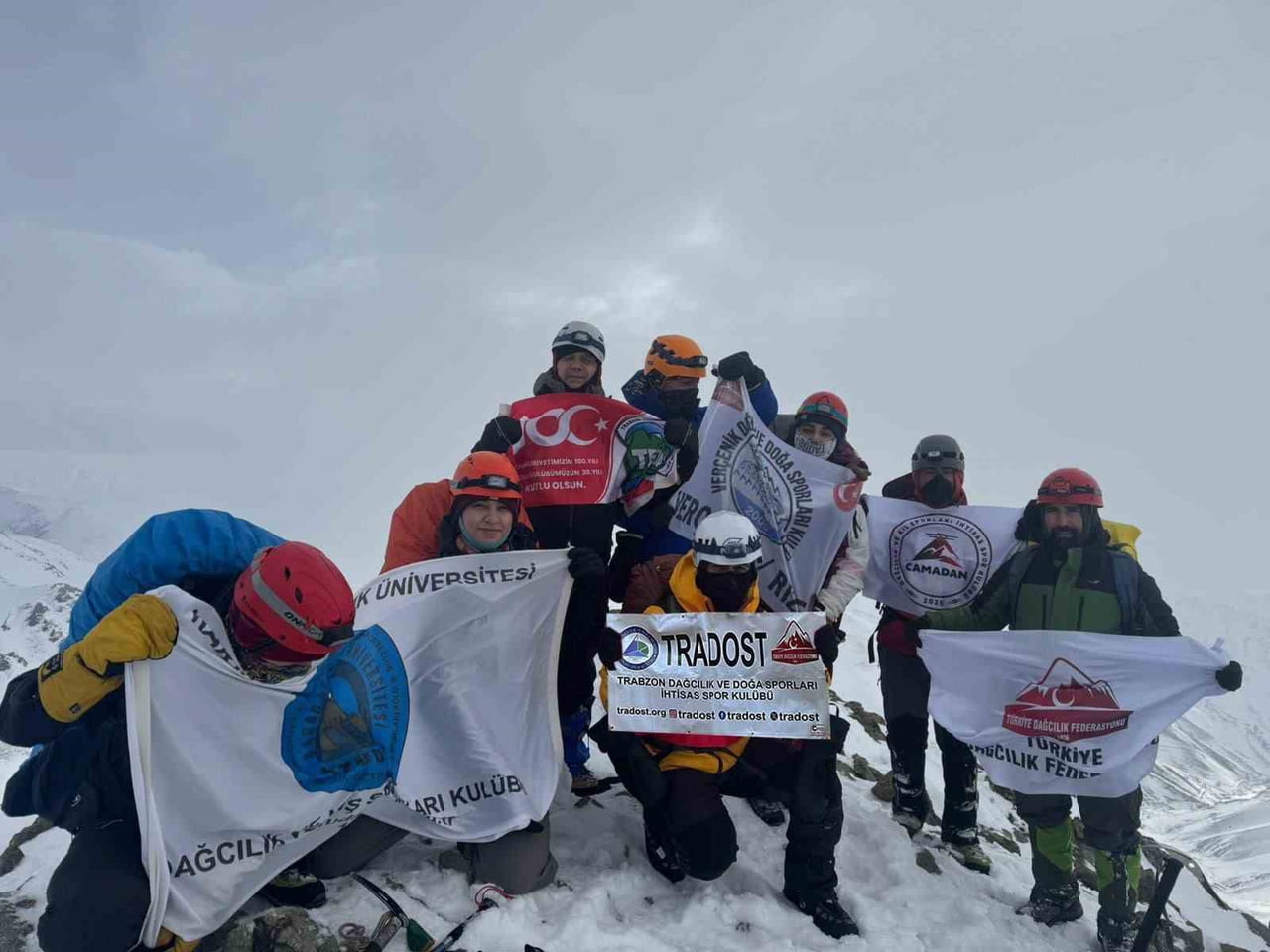 TRABZONLU DAĞCILAR, DEMİRKAPI TEPESİ’NDE ZORLU KIŞ ŞARTLARINDA GERÇEKLEŞTİRDİKLERİ ZİRVE...