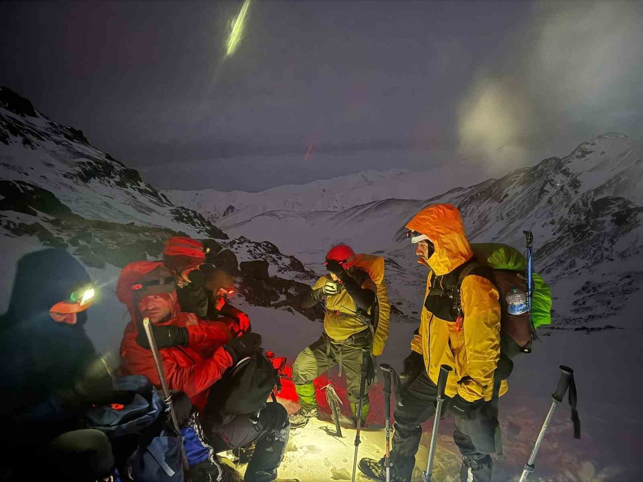 TRABZONLU DAĞCILAR, DEMİRKAPI TEPESİ’NDE ZORLU KIŞ ŞARTLARINDA GERÇEKLEŞTİRDİKLERİ ZİRVE...