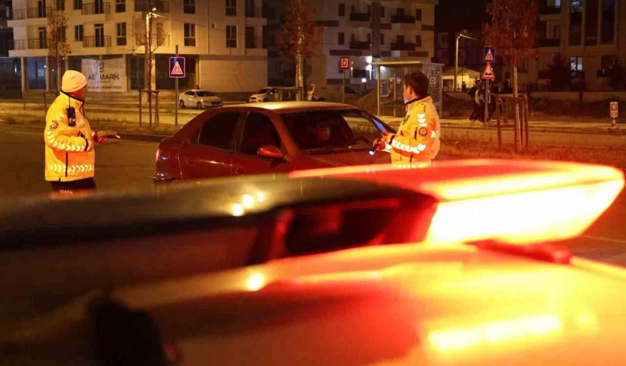 TRAFİK GÜVENLİĞİNİN SAĞLANMASI AMACIYLA GECE GÜNDÜZ ÇEŞİTLİ FAALİYETLER YÜRÜTEN TRAFİK EKİPLERİ...