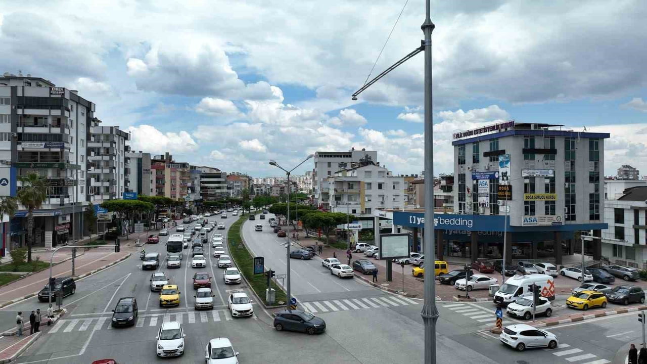 TRAFİK KONTROL MERKEZİ, ANTALYA TRAFİĞİNİ 7 GÜN 24 SAAT ESASINA GÖRE İZLEYEREK ANLIK MÜDAHALELERLE...