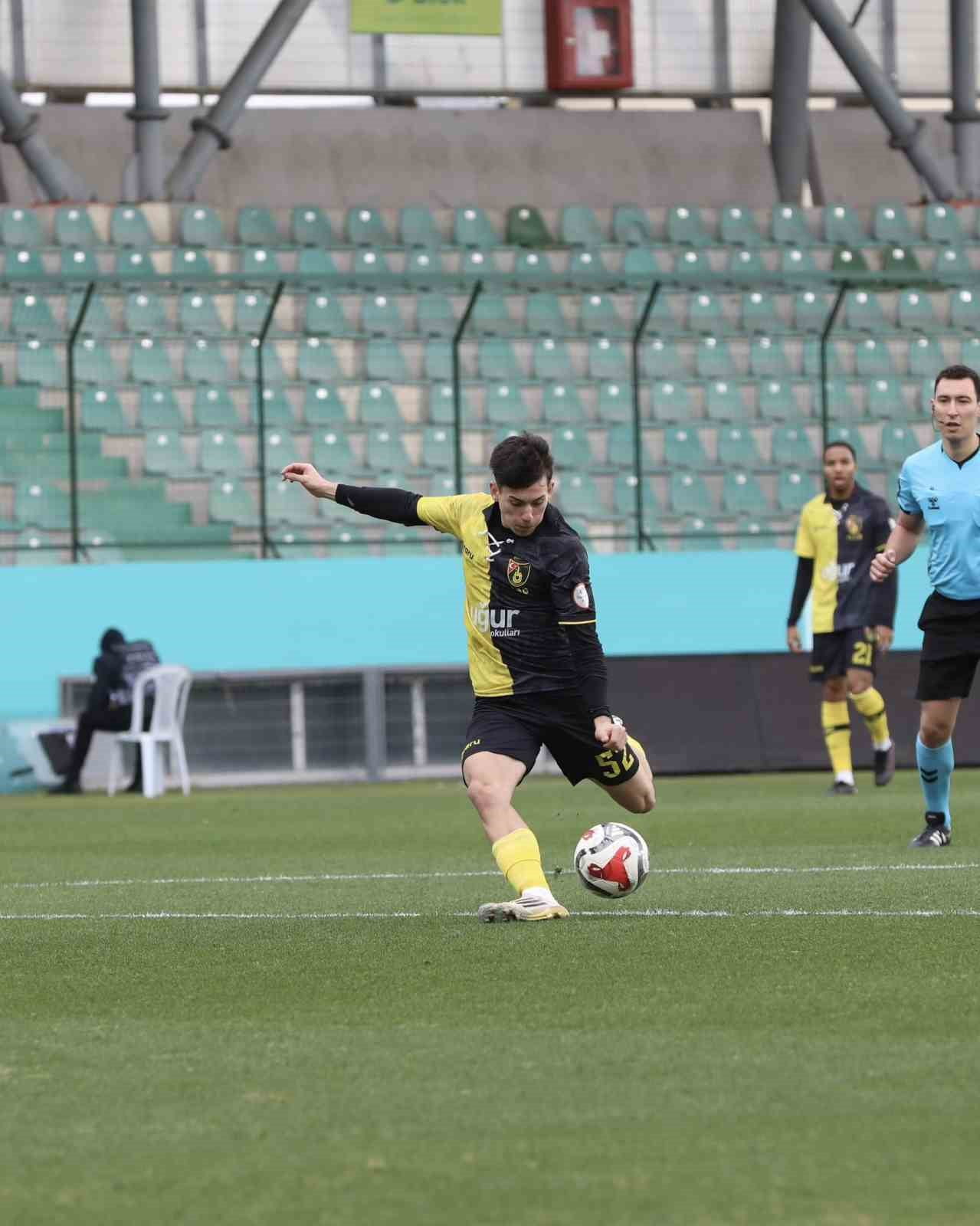 TRENDYOL 1. LİG'İN 20. HAFTASINDA SERİKSPOR, ESENLER'DE KARŞI KARŞIYA GELDİĞİ İSTANBULSPOR'A 3-0...