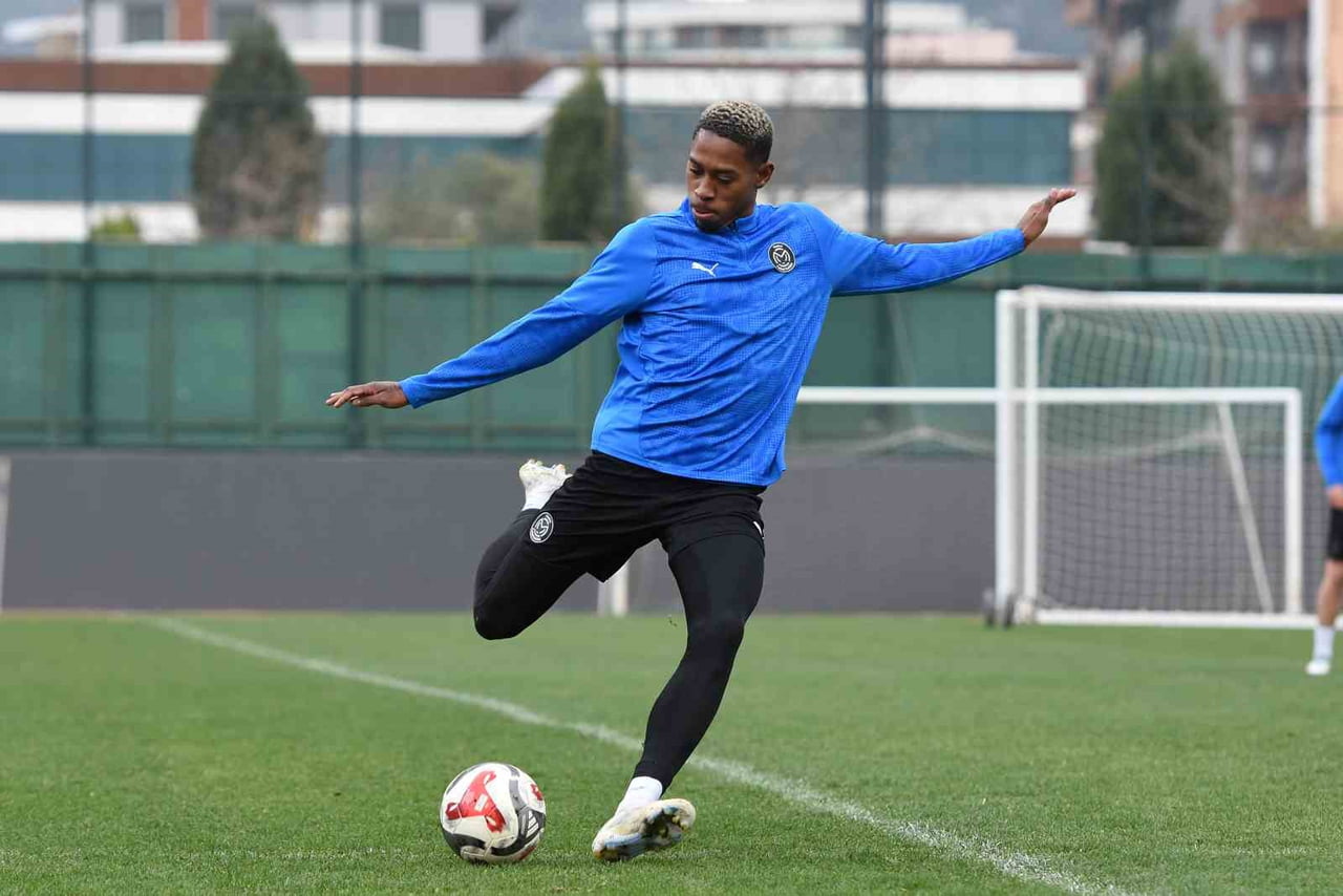 TRENDYOL 1. LİG’İN 22. HAFTASINDA SAHASINDA İSTANBULSPOR’U 1-0 MAĞLUP EDEN MANİSA FUTBOL KULÜBÜ...