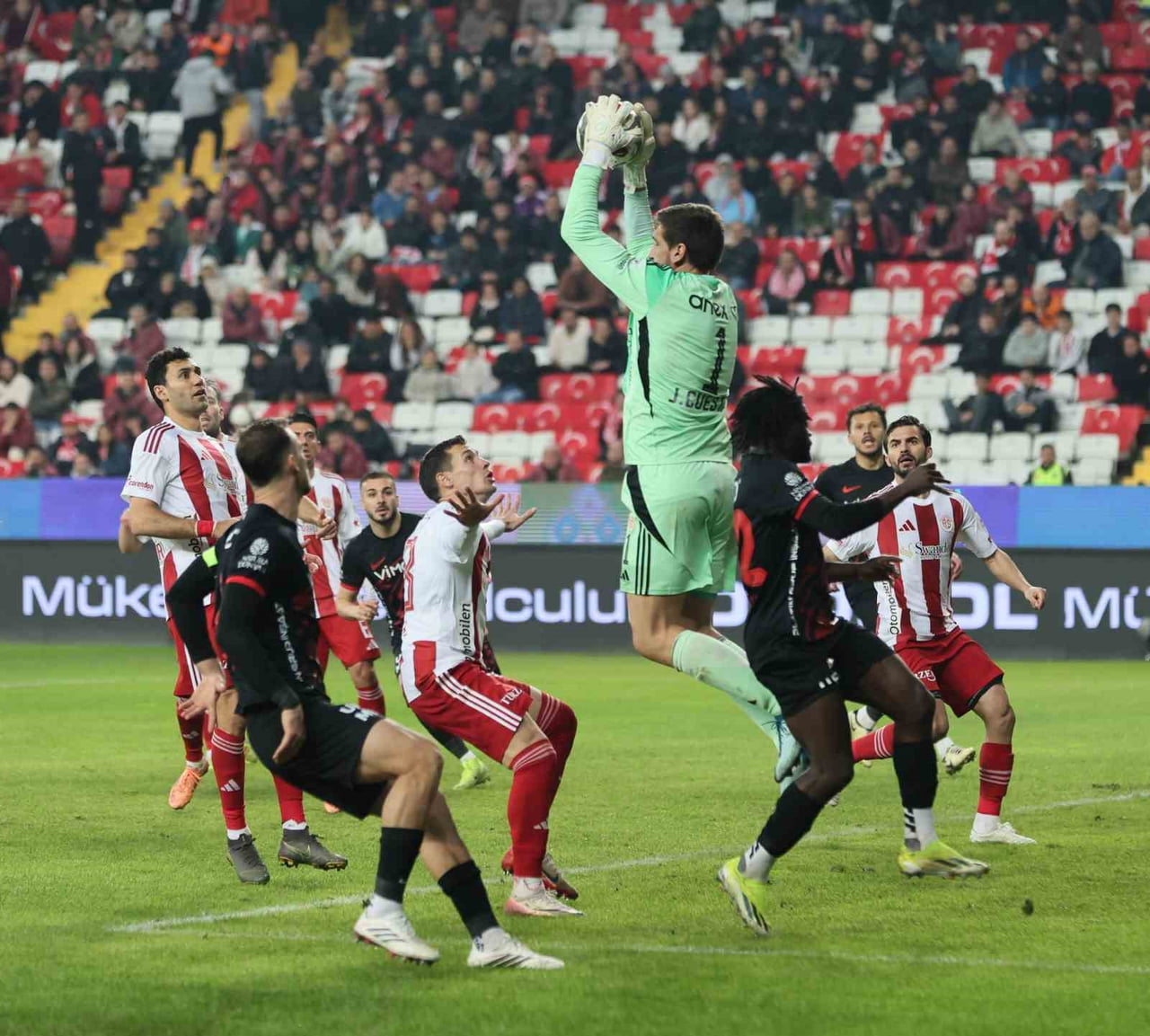 TRENDYOL SÜPER LİG'İN 19. HAFTASINDA ANTALYASPOR, SAHASINDA KARŞILAŞTIĞI GENÇLERBİRLİĞİ'Nİ 2-1...