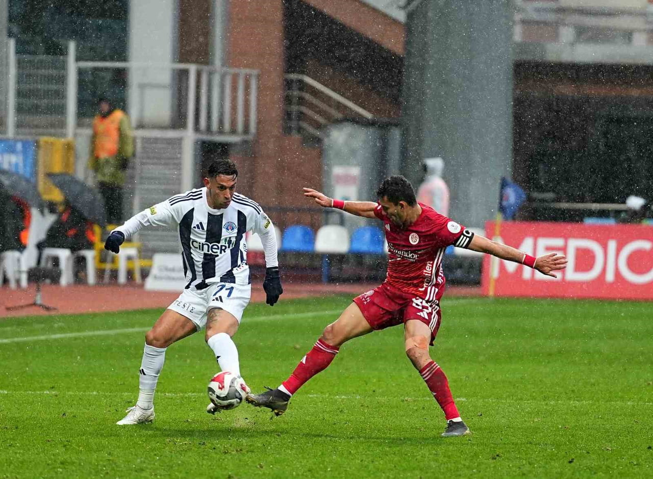 TRENDYOL SÜPER LİG’İN 18. HAFTASINDA KASIMPAŞA, SAHASINDA ANTALYASPOR İLE KARŞILAŞIYOR....