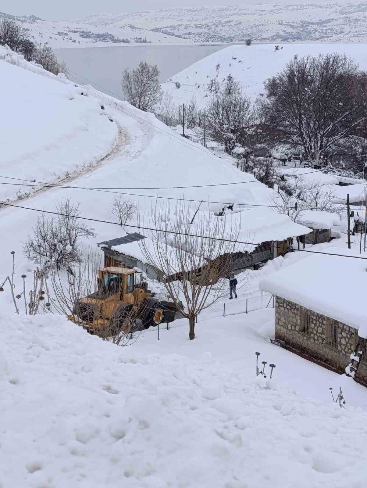 TUNCELİ'DE KAR YAĞIŞI ETKİSİNİ SÜRDÜRÜRKEN, BELEDİYE EKİPLERİ KAR KÜREME ÇALIŞMALARINI ARALIKSIZ...