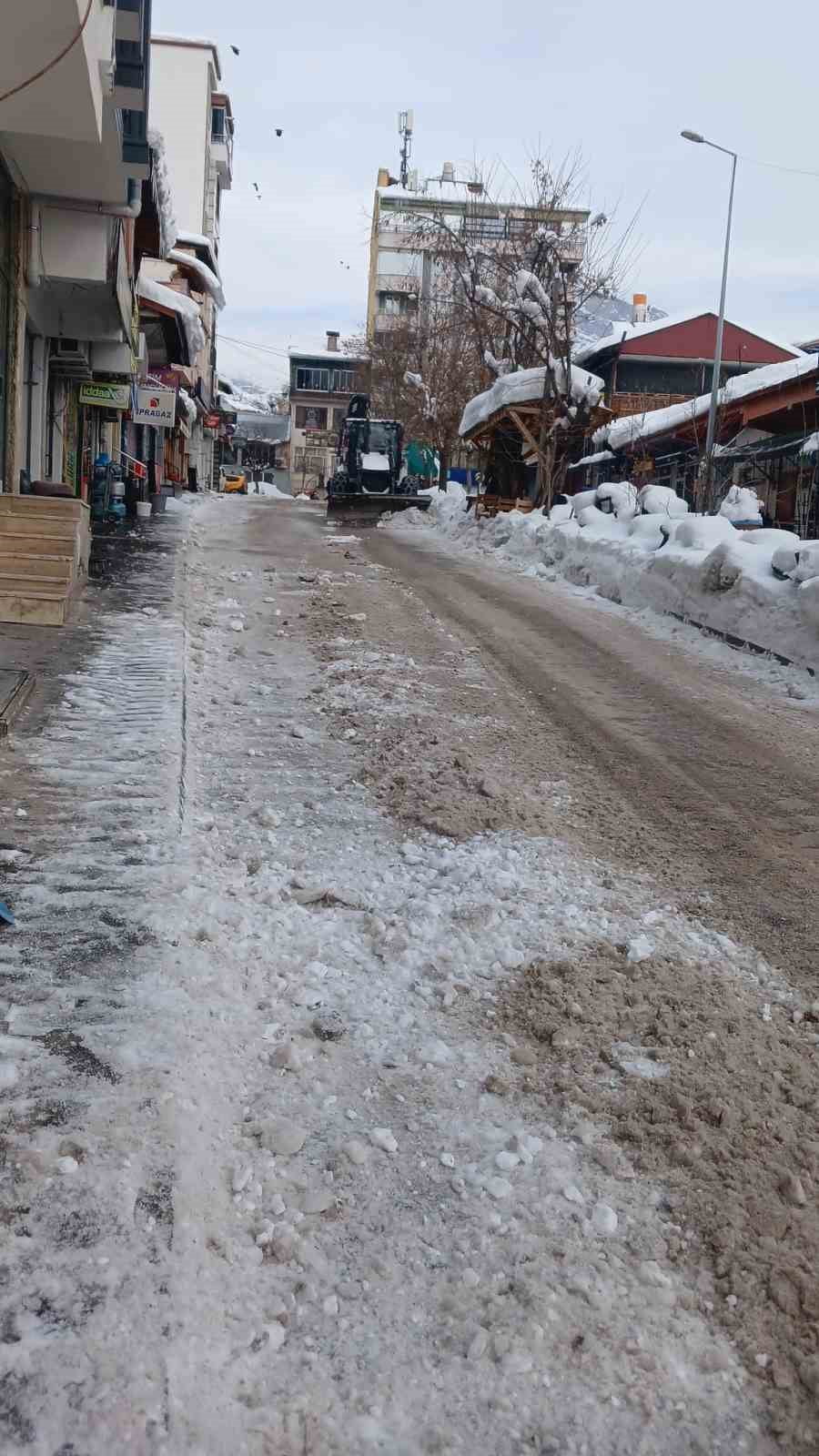 TUNCELİ'DE KAR YAĞIŞI ETKİSİNİ SÜRDÜRÜRKEN, BELEDİYE EKİPLERİ KAR KÜREME ÇALIŞMALARINI ARALIKSIZ...
