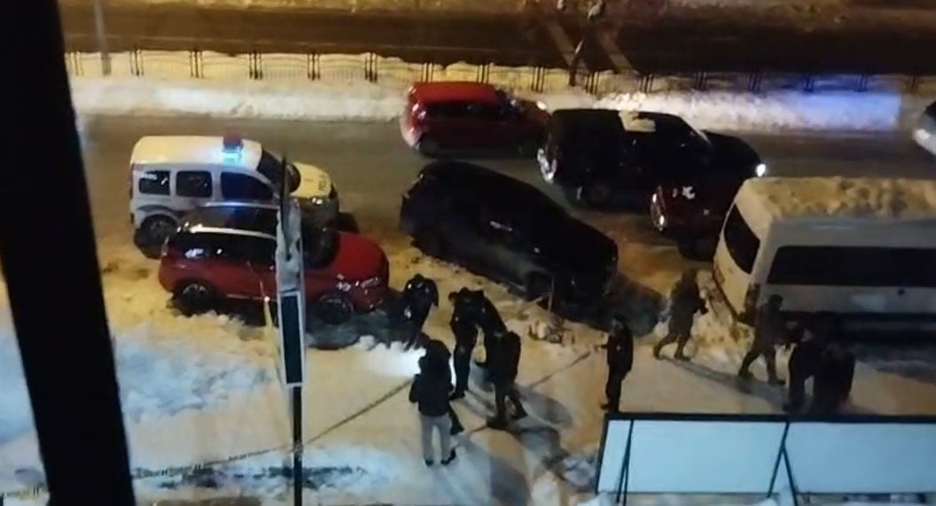 TUNCELİ’DE KAR MASKELİ BİR ŞAHIS, ARAÇTAN İNEN KİŞİLERE ATEŞ AÇARAK OLAY YERİNDEN KAÇTI. SALDIRIDA...