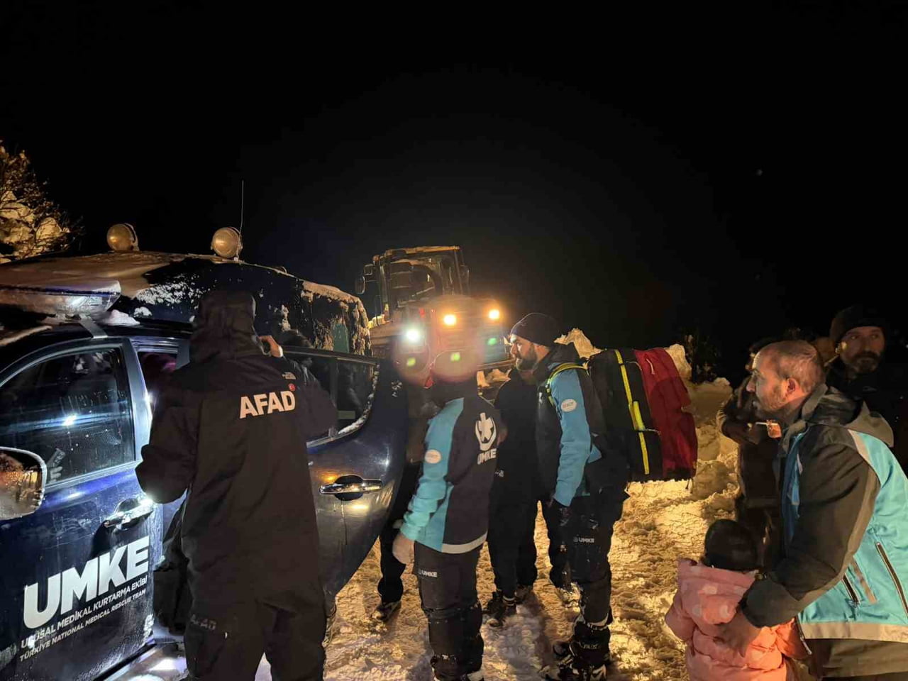 TUNCELİ’DE; UMKE, 112, AFAD, MUAK VE MUDAK EKİPLERİNİN KOORDİNELİ ÇALIŞMASIYLA YOĞUN KARDAN DOLAYI...