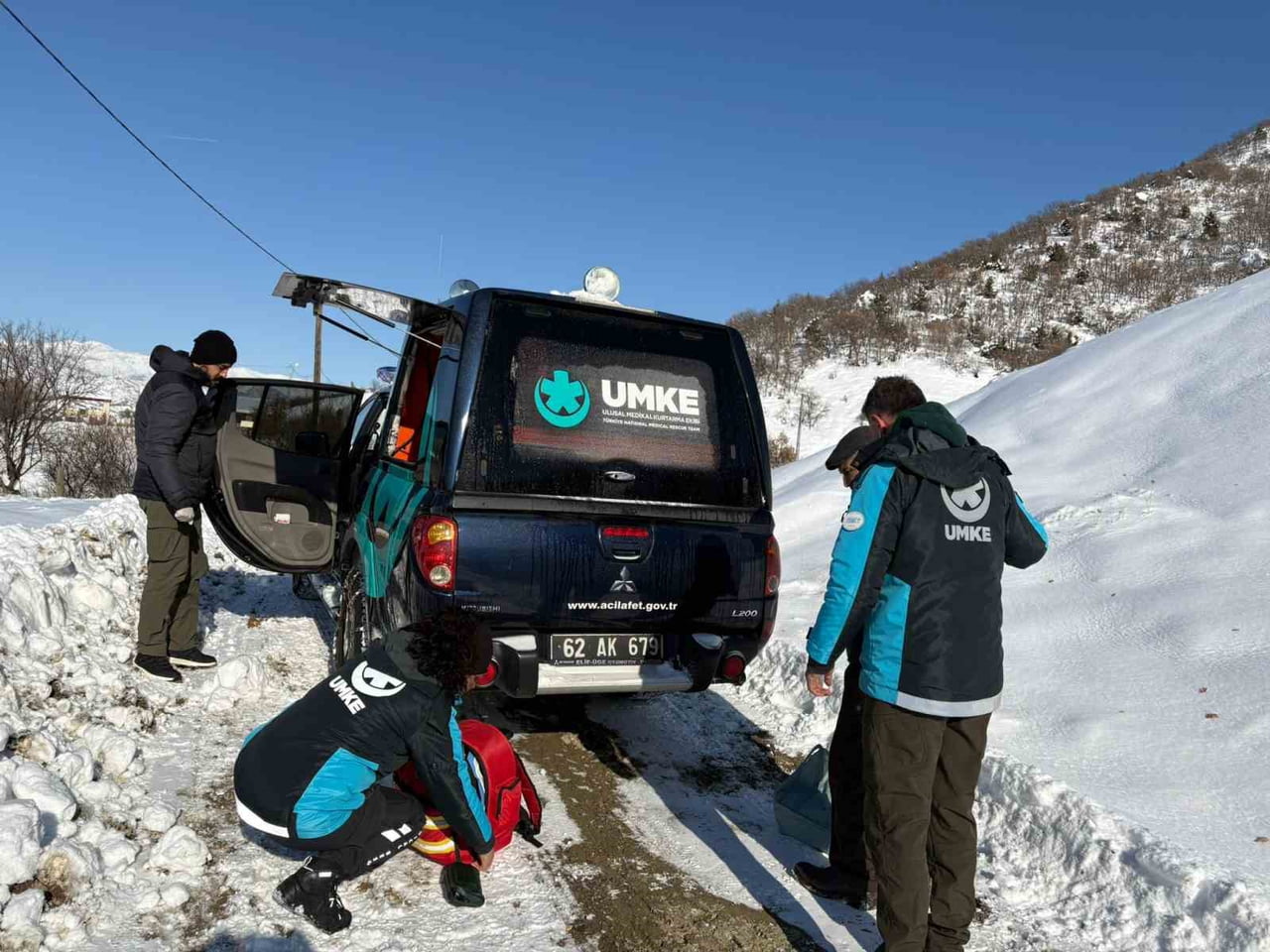 TUNCELİ’NİN BATMA KÖYÜ GEÇİMLİ MEZRASI’NDA YAŞAYAN DİYALİZ HASTASI 60 YAŞINDAKİ Z.G., KÖY YOLUNUN...